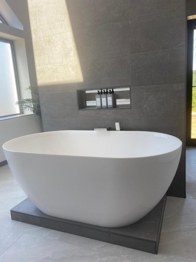 Stunning modern home set in beautiful grounds. Bath Eksteriør billede