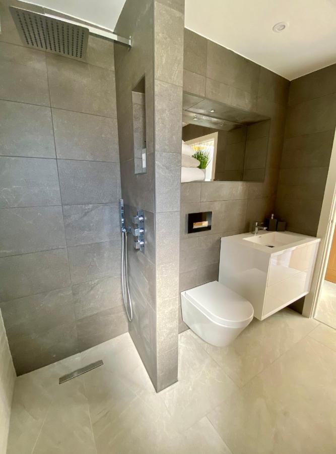 Stunning modern home set in beautiful grounds. Bath Eksteriør billede