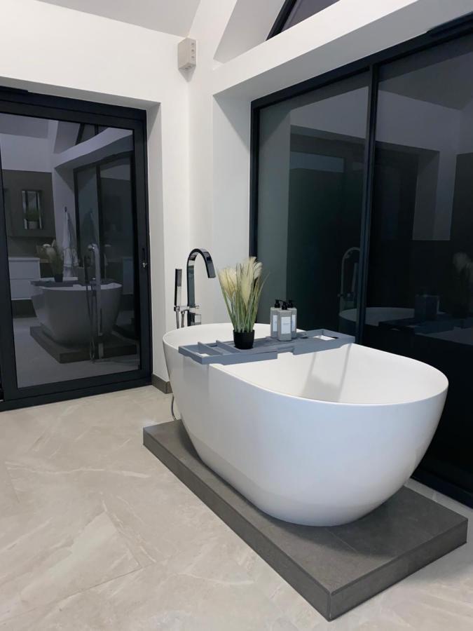 Stunning modern home set in beautiful grounds. Bath Eksteriør billede